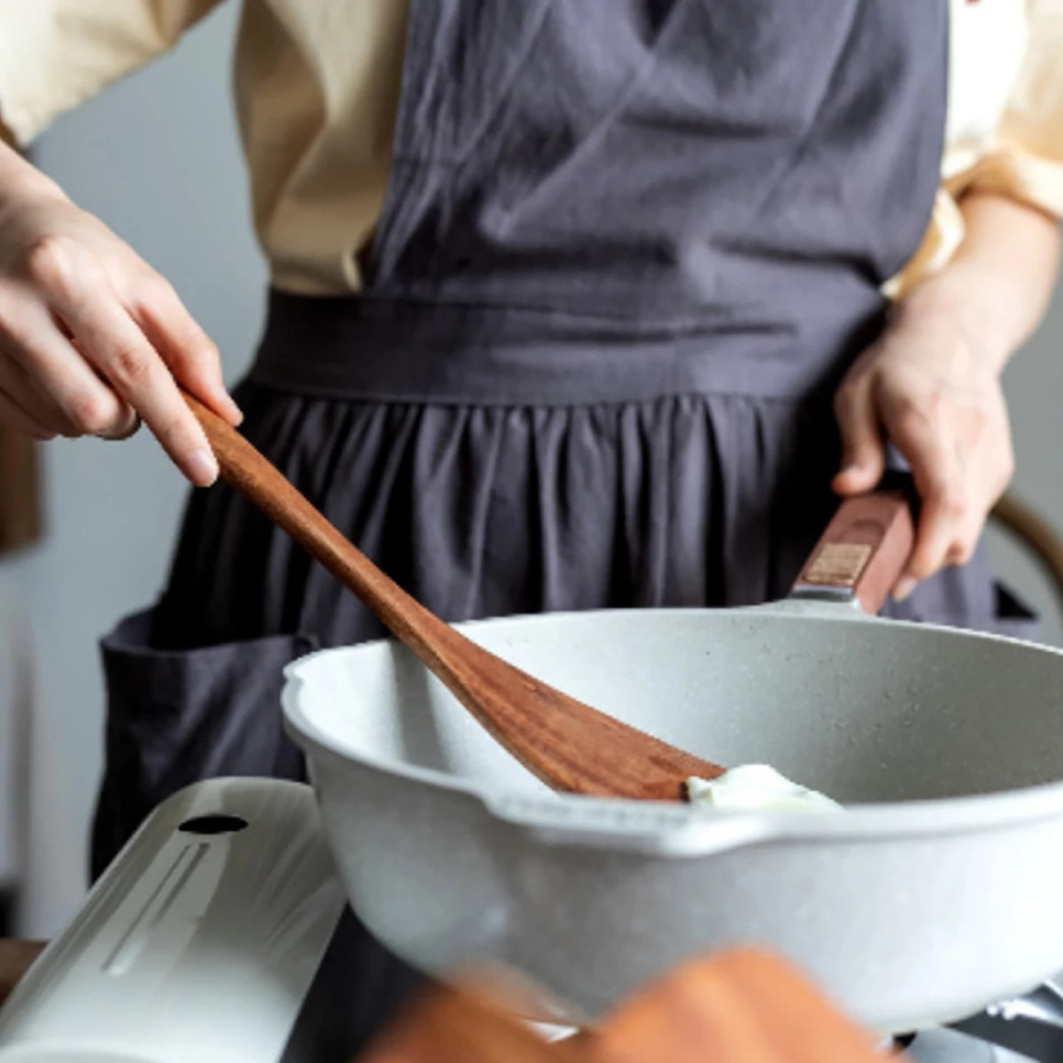 Utensílios de cozinha em madeira rústica