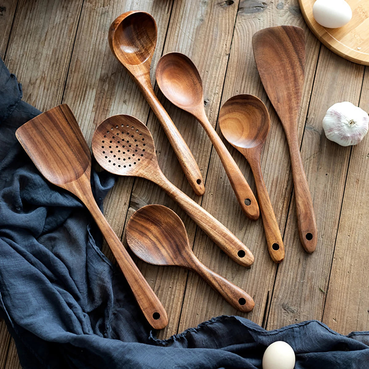 Utensílios de cozinha em madeira rústica