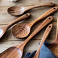 Utensílios de cozinha em madeira rústica