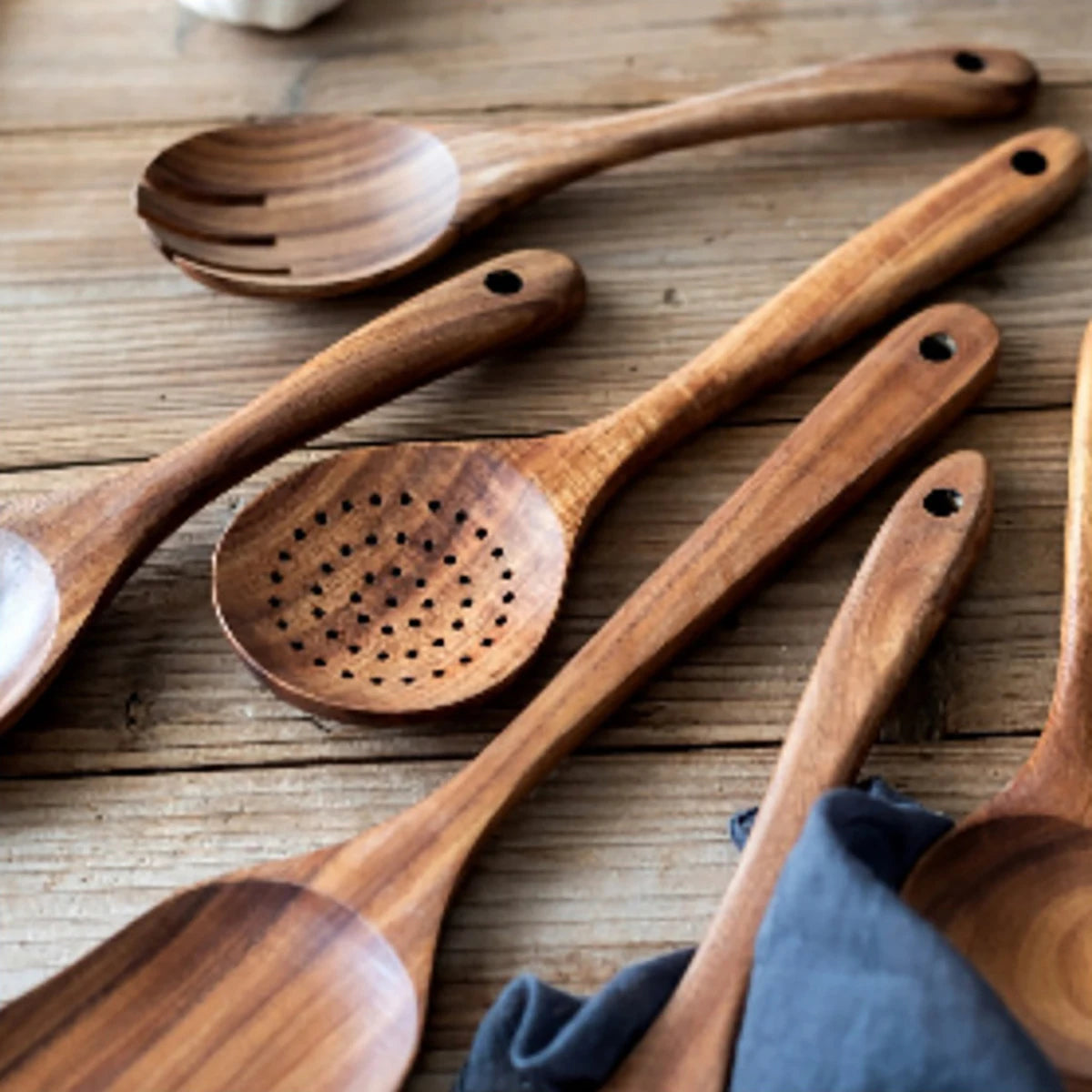 Utensílios de cozinha em madeira rústica